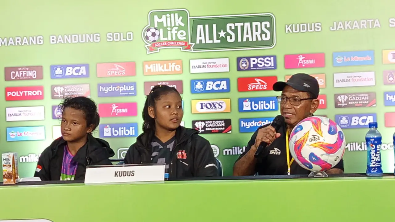 Pelatih Tim All-Stars Kudus, Yayat Hidayat bersama dua pemainnya yakni Alya Putri Ariyanto dan Asyifa Sholawa Farizqi optimis raih juara. (Liputan6.com/Arief Pramono)
