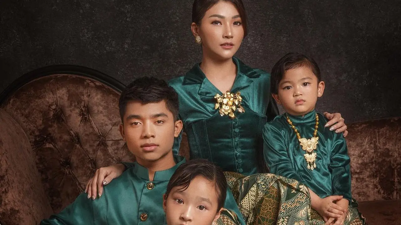 6 Gaya Kompak Sarwendah dan Anak-anaknya Dibalut Batik Jalani Sesi Pemotretan