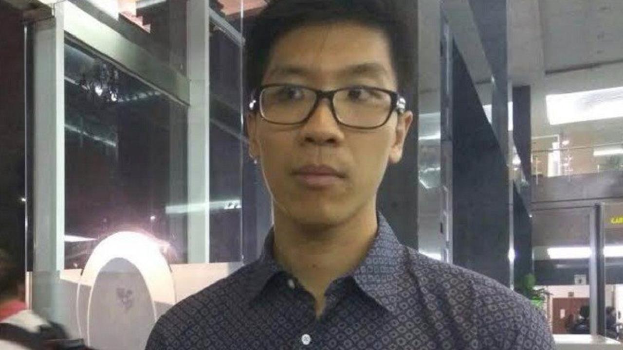 Suami Mirna Arief Sumarko mengenakan pin bertuliskan ""Justice for Mirna" saat sidang kopi bersianida 