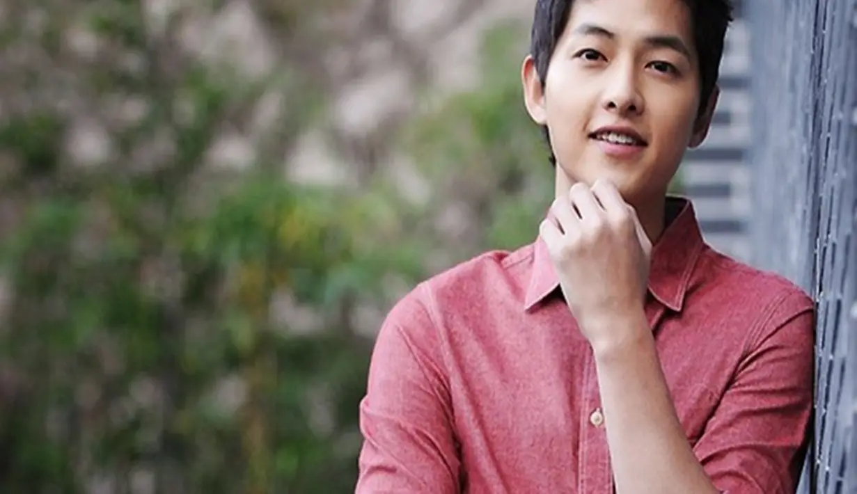 "Jujur, aku gugup jika melihat Song Hye Kyo. Padahal aku jarang mengalami hal ini, aku bingung ini mengapa terjadi," ungkapnya pada alltimes. (Soompi/Bintang.com)