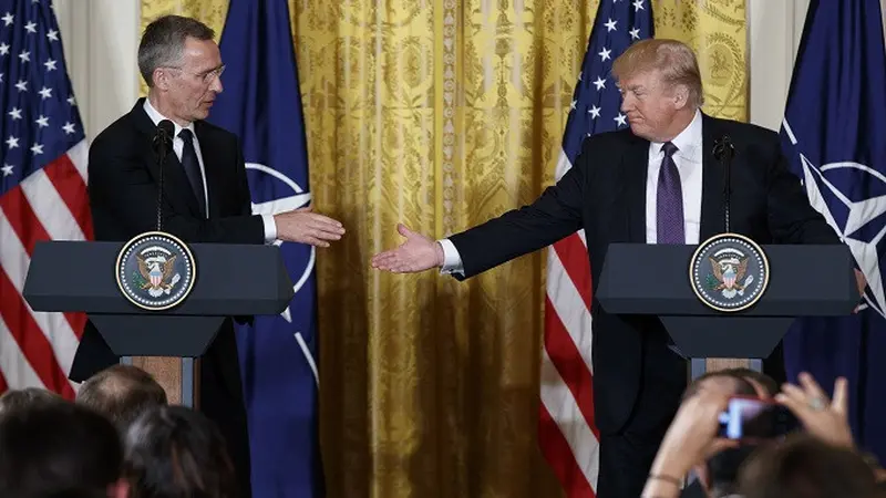 Presiden Donald Trump bersama dengan Sekjen NATO Jens Stoltenberg