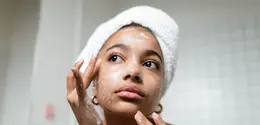 Amino acid cleanser hadir sebagai pilihan pembersih wajah yang lembut untuk membantu mengangkat kotoran tanpa membuat kulit terasa kering. (Foto/Dok: Pexels)
