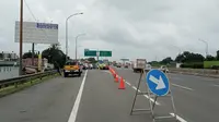 Pintu Tol Bitung dari arah Jakarta menuju Tangerang ditutup lantaran ketinggian banjir mencapai 80 cm, Sabtu (20/2/2021). (Foto;Liputan6/Pramita Tristiawati)