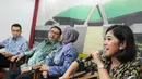 Meutya Hafid (kanan) saat jumpa pers di Senayan, Jakarta, Selasa (9/12/2014). Terkait Petisi Online yang akan digulirkan DPR (Liputan6.com/Andrian M Tunay)