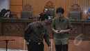 Sidang lanjutan praperadilan Komjen Pol Budi Gunawan menghadirkan tiga saksi fakta. Dua Pegawai KPK Dimas Adiputra (kiri) dan Wahyu Dwi Raharjo saat menjadi saksi fakta di Pengadilan Negeri Jakarta Selatan, Jumat, (13/02/2015). (Liputan6.com/Johan Tallo)