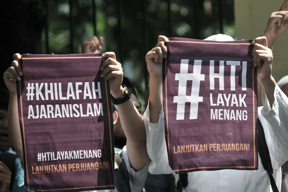 Gugatan Ditolak, Massa HTI Sujud Syukur di Luar Gedung PTUN
