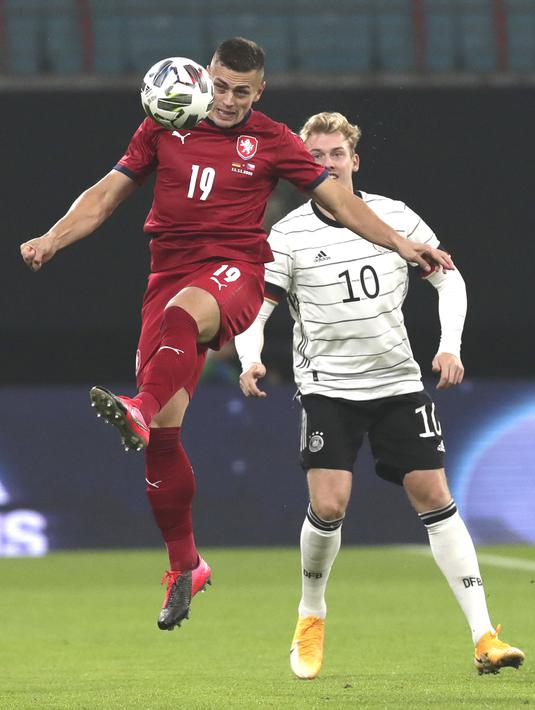 Gelandang Jerman, Julian Brandt menyaksikan Tomas Holes dari Republik Ceko mengontrol bola dalam laga persahabatan di Red Bull Arena, Leipzig, Kamis (12/11/2020) dini hari WIB. Jerman sukses mengalahkan Republik Ceko dengan skor tipis 1-0. (AP Photo/Michael Sohn)