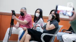 Aktris Nirina Zubir (tengah) saat menghadiri sidang lanjutan kasus mafia tanah di Pengadilan Negeri Jakarta Barat, Jakarta, Selasa (7/6/2022). Saksi yang dihadirkan dalam sidang kali ini sebanyak empat orang. (Liputan6.com/Faizal Fanani)