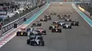 Pebalap Mercedes, Lewis Hamilton, yang memimpin balapan sejak start menjadi juara F1 GP Abu Dhabi di Sirkuit Yas Marina, Minggu (27/11/2016). (Bola.com/Twitter/F1)
