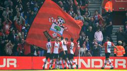Para pemain Southampton merayakan gol Jan Bednarek ke gawang Chelsea pada lanjutan Premier League di St Mary's Stadium, Southampton, (14/4/2018). Chelsea menang 3-2. (Adam Davy/PA via AP)