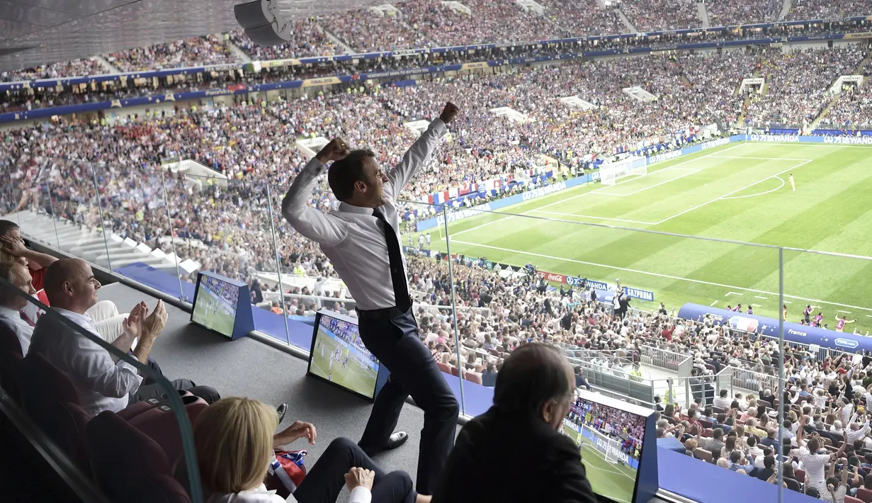 Presiden Prancis, Emmanuel Macron, melakukan selebrasi usai menjuarai Piala Dunia dengan mengalahkan Kroasia pada laga final di Stadion Luzhniki, Moskow, Minggu (15/7/2018). Prancis menang 4-2 atas Kroasia. (AP/Pool/Alexei Nikolsky)