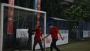 <p>Peter Schmeichel (kanan) dan Raffi Ahmad memperdebatkan tendangan penalti yang dilakukan Bastian Steele saat tantangan tendangan penalti dalam rangkaian acara fun football bersama legenda Manchester United, Peter Schmeichel di Pancoran Soccer Field, Jakarta, Minggu (6/8/2023) malam WIB. (Bola.com/Ikhwan Yanuar)</p>