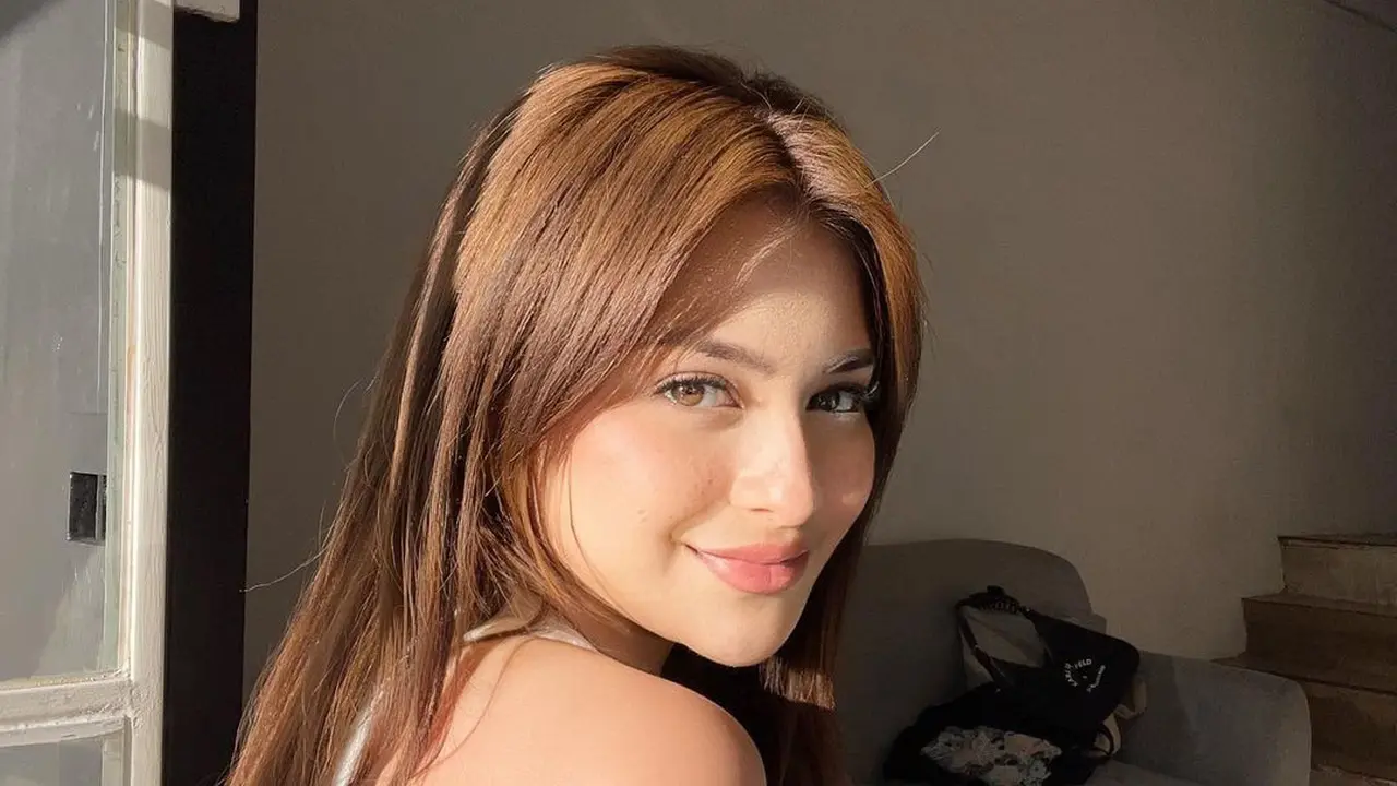 6 Tampilan Manglingi Nathalie Holscher dengan Rambut Baru, Warganet Sebut Mirip Ariel Tatum