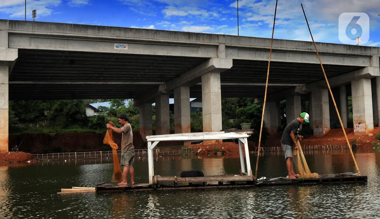 Warga menangkap ikan dengan jala di bawah jalan Tol Serpong-Cinere, Setu Sasak Tinggi, Pamulang, Tangerang Selatan, Banten (6/4/2021). Warga dapat menangkap ikan mujair dengan rata-rata 10 kilogram dan dijual Rp 20 ribu/kg. (merdeka.com/Arie Basuki)