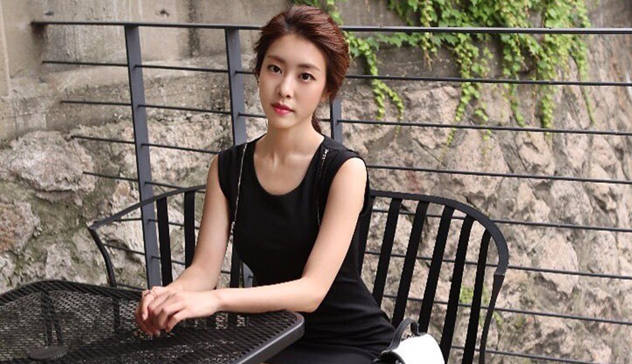 Jo Eun Jung dan So Ji Sub pertama kali bertemu dalam sebuah wawancara di salah satu stasiun televisi. Pihak manajemen So Ji Sub pun telah membenarkan hubungan keduanya. (Liputan6.com/Twitter/@OGNEunJung)