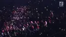 Ribuan penonton menyalakan flash ligt di ponselnya masing-masing saat malam penutupan Asian Games 2018 di Stadion GBK, Jakarta, Minggu (9/2). Hal ini menjadi unik dan menambah syahdu malam penutupan Asian Games 2018. (Liputan6.com/Helmi Fithriansyah)