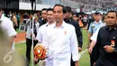 Presiden Joko Widodo (tengah) bersiap melempar bola saat pembukaan turnamen Piala Presiden 2017 di Stadion Maguwoharjo, Sleman, Sabtu (4/2). Sekitar 31.000 penonton menyaksikan laga pembuka turnamen Piala Presiden 2017. (Liputan6.com/Helmi Fithriansyah)