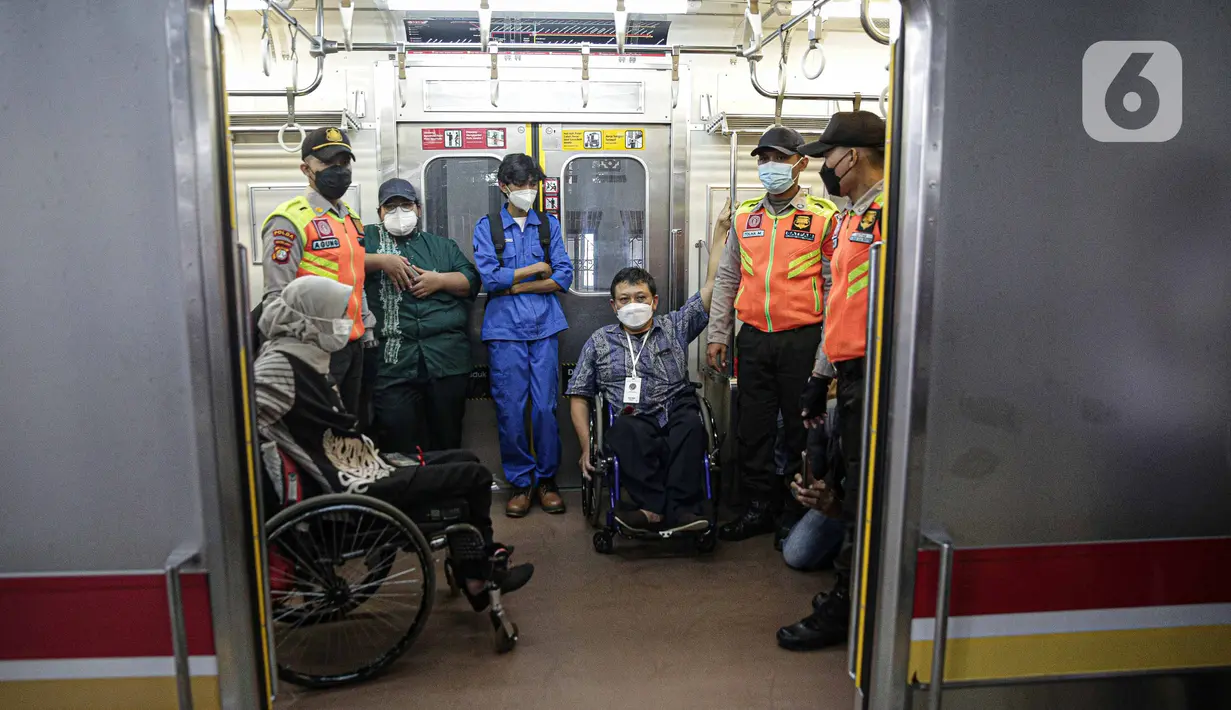 Penyandang disabilitas naik kereta saat menjajal fasilitas di Stasiun Jatinegara, Jakarta, Jumat (3/12/2021). KAI Commuter berupaya memperbaiki layanan perkeretaapian, termasuk meningkatkan aksesibilitas di kereta dan stasiun. (Liputan6.com/Faizal Fanani)
