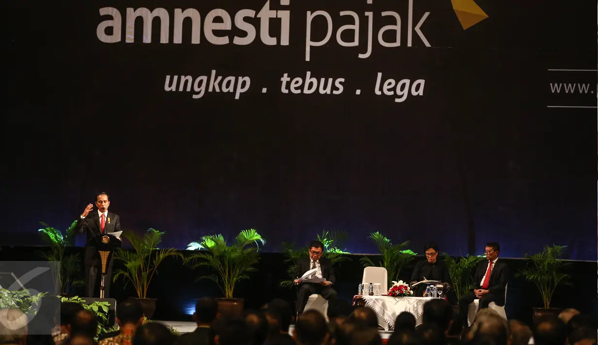 Presiden Joko Widodo memberikan arahan saat Sosialisasi Amnesti Pajak (Tax Amnesty) di Jakarta, Senin (1/8). Jokowi menyampaikan bahwa ada saluran khusus (hotline) bagi aduan dan keluhan pelayanan tax amnesty. (Liputan6.com/Faizal Fanani)