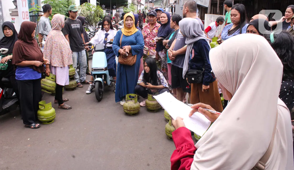 Kebijakan ini berimbas pada antrean warga di sejumlah pangkalan atau sub-penyalur gas elpiji 3 kg. (Magang/Liputan6.com/Muhammad Rizal)