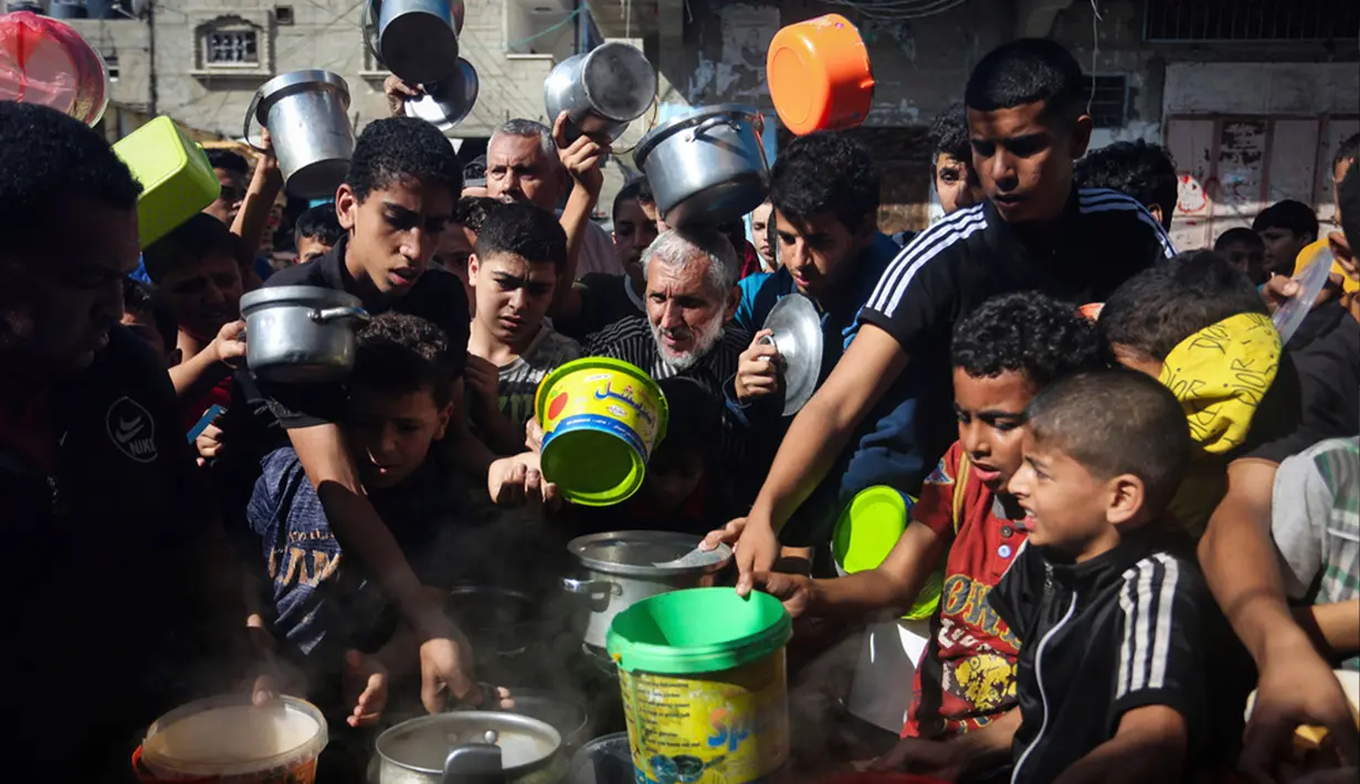WFP menyebut stok penting seperti beras, minyak sayur, dan kacang-kacangan akan habis dalam satu sampai tiga hari mendatang. (AP Photo/Hatem Ali)
