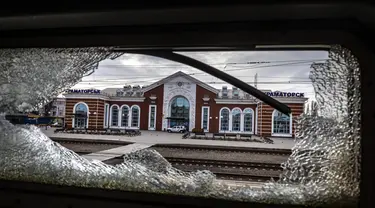 Stasiun kereta api, dilihat dari gerbong kereta, setelah serangan roket di Kramatorsk, Ukraina timur (8/4/2022). Peristiwa tragis terjadi di stasiun kereta Kramatorsk, Ukraina. Puluhan orang dilaporkan tewas dan lebih banyak lagi yang terluka. (AFP/Fadel Senna)