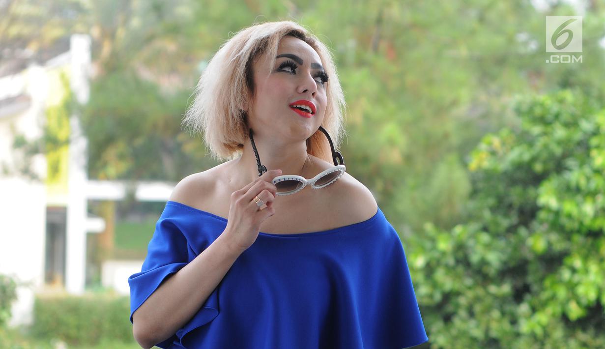 Gaya Regina Andriane Saputri saat melakukan sesi foto di kediamannya di Bogor (12/7). (Liputan6.com/Herman Zakharia)