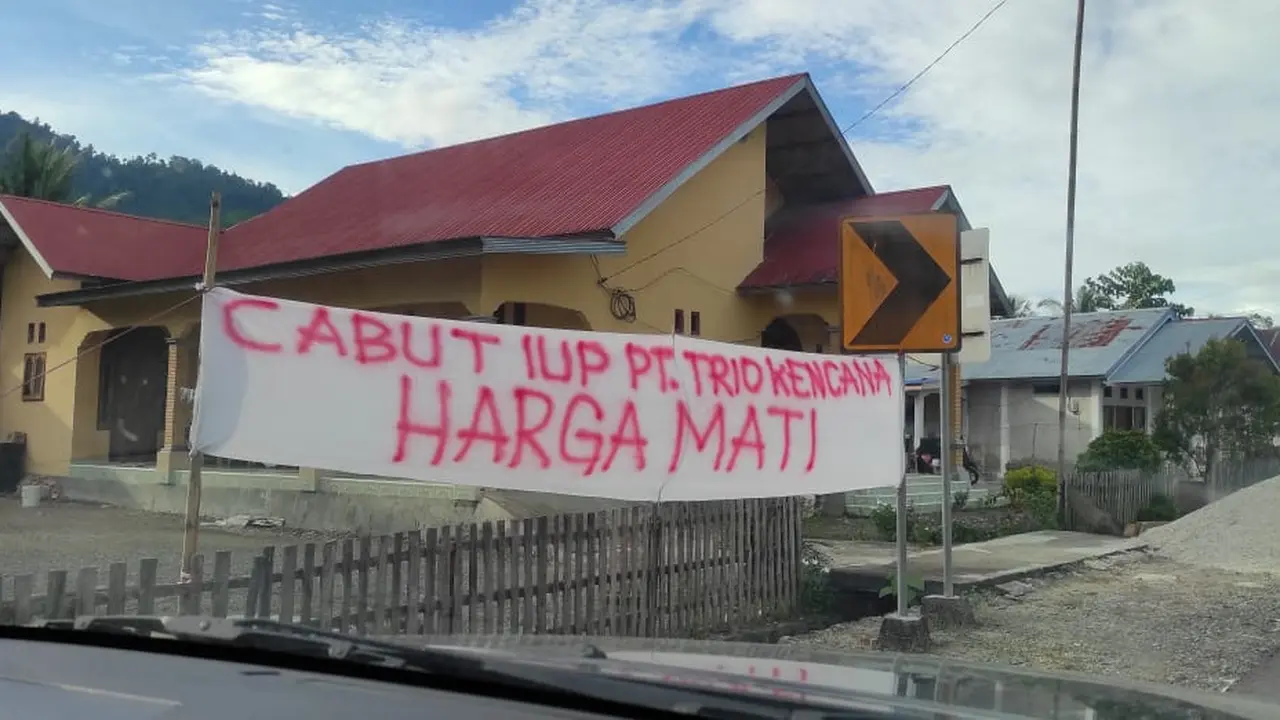 spanduk penolakan perusahaan tambang di Parigi Moutong