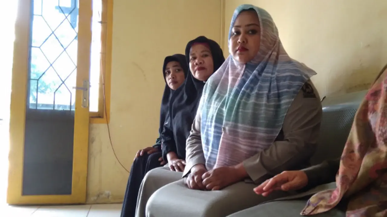 Di Aceh, Kepala Dinas Dicopot Jika Layani Tamu Pakai Celana Panjang