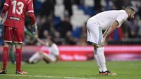 Penyerang Real Madrid, Karim Benzema tertunduk lesu usai timnya didepak Leganes dari Copa del Rey 2017/2018. (JAVIER SORIANO / AFP)
