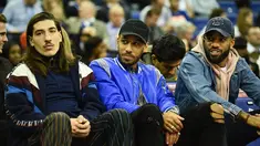 Pemain Arsenal, Hector Bellerin, Pierre-Emerick Aubameyang dan Alexandre Lacazette saat menyaksikan pertandingan basket NBA London Game 2019 antara Washington Wizards dan New York Knicks di O2 Arena di London (17/1). (AFP Photo/Glyn Kirk)