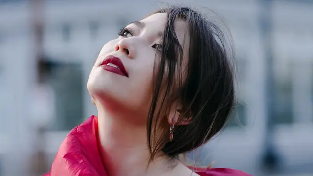 perempuan bibir merah