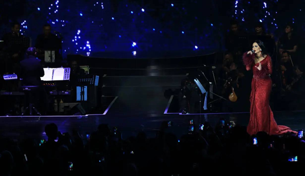 "Saya merasa tersanjung sekali, apalagi bersama penyanyi yang hebat dan idola masa kini, istimewa," ujar Krisdayanti seusai konser yang dihelat di JCC Senayan, Rabu (20/12/2017). (Deki Prayoga/Bintang.com)