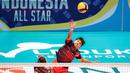 Pemain Red Phoenix, Jirayut Afisan, beraksi saat melawan Pink Dragon pada laga bertajuk Fun Volley Ball di Indonesia Arena, Jakarta, Sabtu (20/4/2024). (Bola.com/Bagaskara Lazuardi)