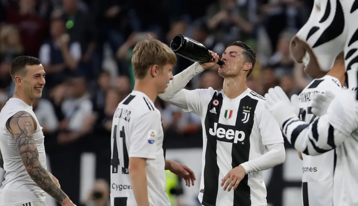 Pemain Juventus Cristiano Ronaldo (kanan) merayakan kemenangan bersama rekan setimnya saat mengalahkan Fiorentina dalam Serie A Liga Italia di Stadion Allianz, Turin, Italia, Sabtu (20/4). Juventus menjuarai Serie A Liga Italia 2018/2019. (AP Photo/Luca Bruno)