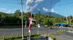 Dilaporkan sedikitnya 3 orang meninggal dunia, terdiri dari 2 warga negara asing (Singapura dan China) serta 1 warga negara Indonesia. Tampak dalam foto yang dirilis oleh Badan Nasional Penanggulangan Bencana Indonesia (BNPB) pada Jumat 8 Mei 2026 menunjukkan asap yang mengepul dari letusan Gunung Dukono seperti yang terlihat dari Tobelo, Maluku Utara. (Handout/Badan Penanggulangan Bencana Indonesia (BNPB)/AFP)