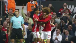 Para pemain Manchester United merayakan gol Marouane Fellaini saat melawan Celta Vigo pada semifinal Liga Europa di Old Trafford, Manchester (11/5/2017). Manchester United menang agregat 2-1. (AP/Dave Thompson)