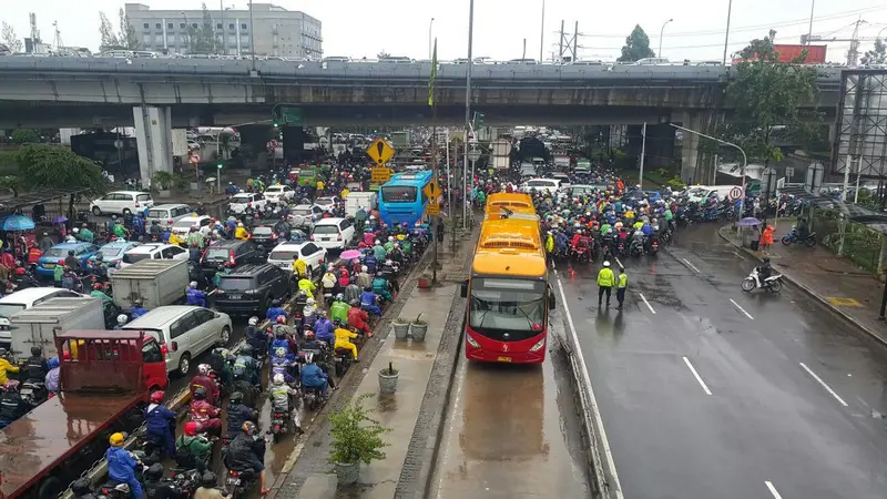 Genangan Tinggi di Jakarta Sebabkan Macet