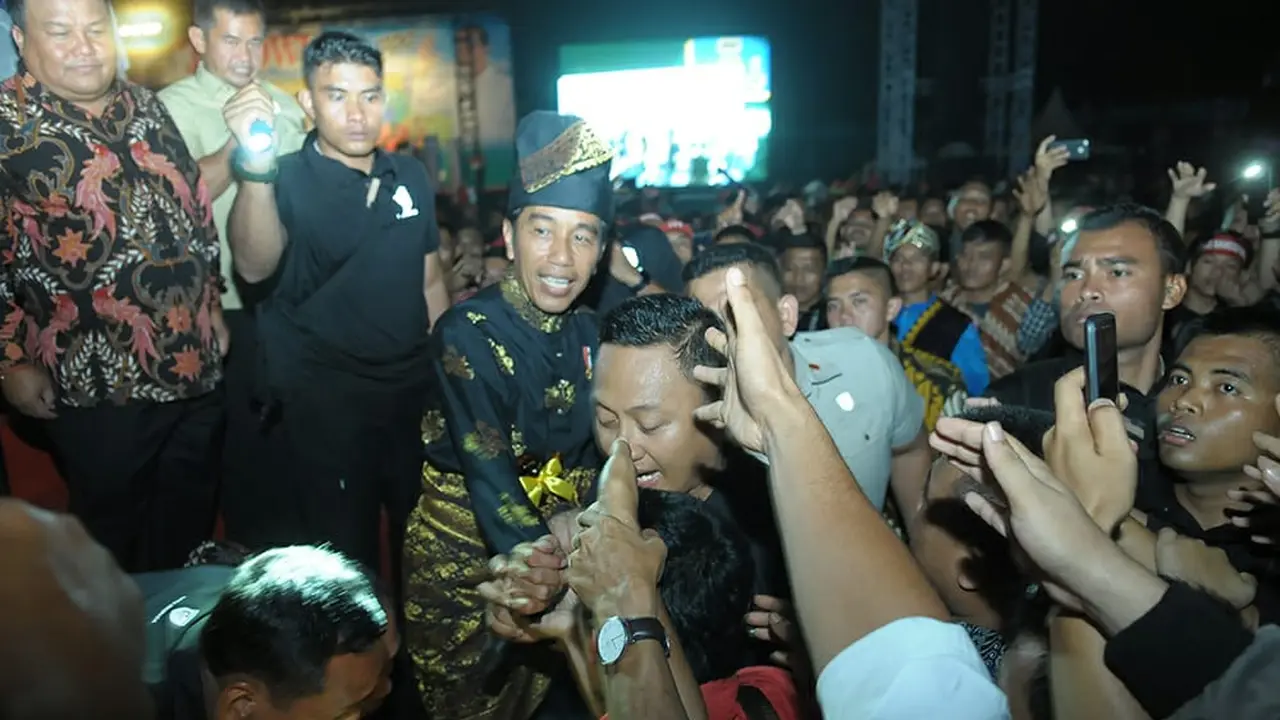 Jokowi saat membuka Pagelaran Seni dan Budaya Lintas Etnis Sumatera Utara di Stadion Teladan, Kota Medan, Sabtu, 16 Maret 2019.
