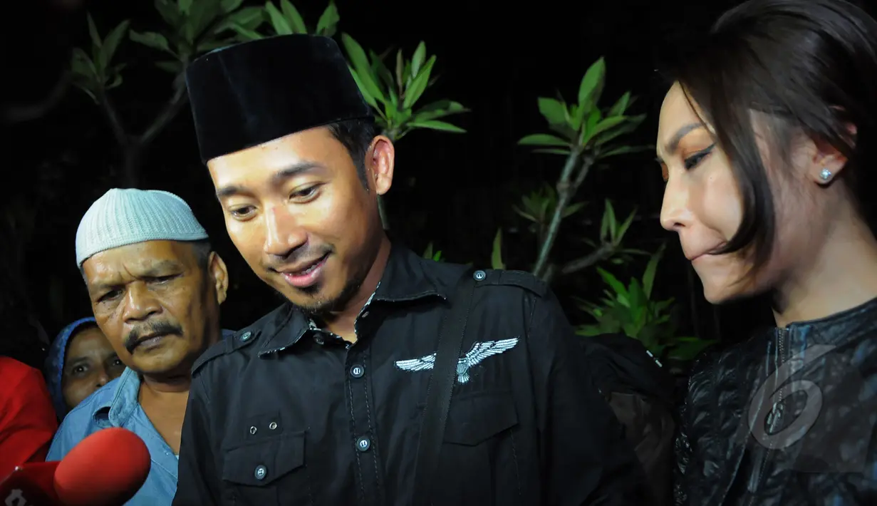 Artis dan sahabat Olga Syahputra, Deni Cagur terlihat mendatangi rumah Olga Syahputra di kawasan Duren Sawit, Jakarta Timur, Jumat (27/3/2015). Deni mengaku sangat kehilangan Olga (Liputan6.com/Faisal R Syam)