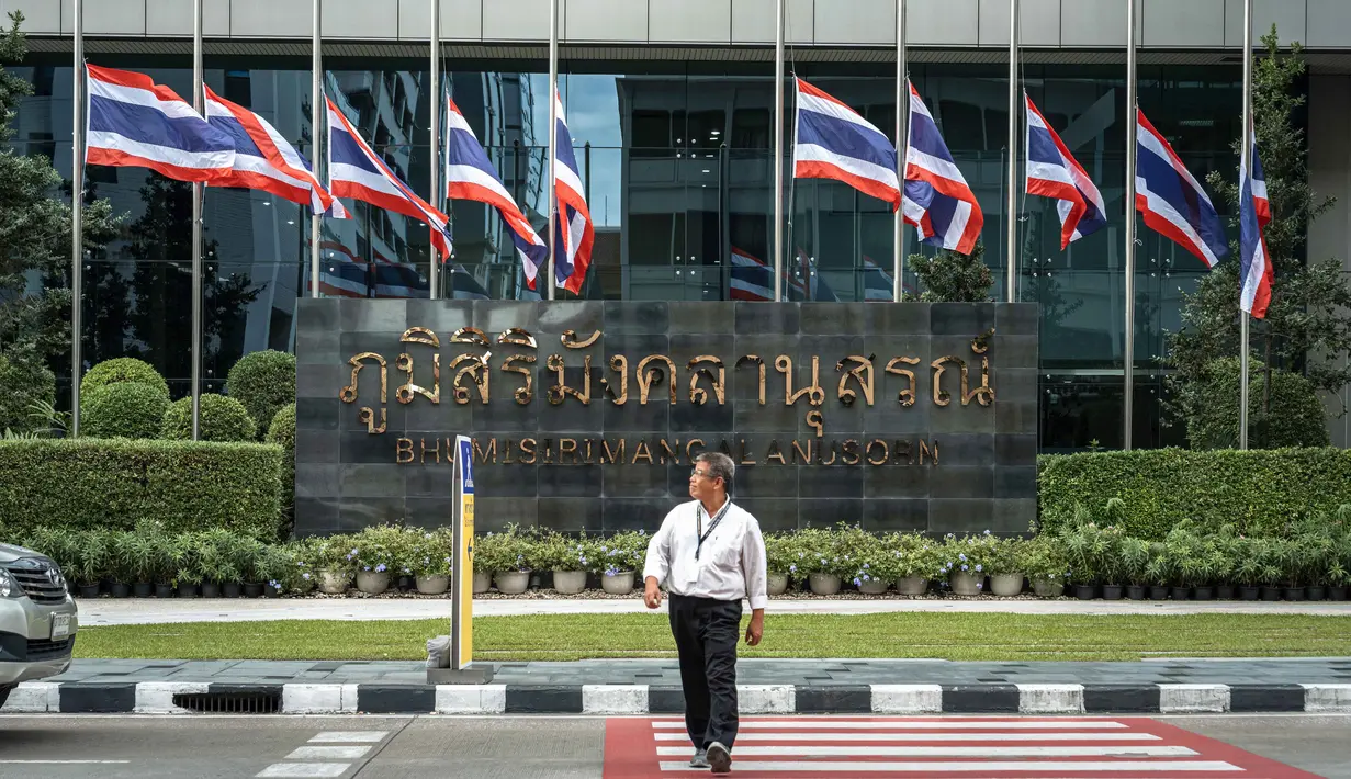 Thailand mengumumkan masa berkabung setahun penuh yang dimulai, Minggu (26/10/2025) terkait wafatnya Ratu Sirikit Kitiyakara. (Chanakarn Laosarakham/AFP)