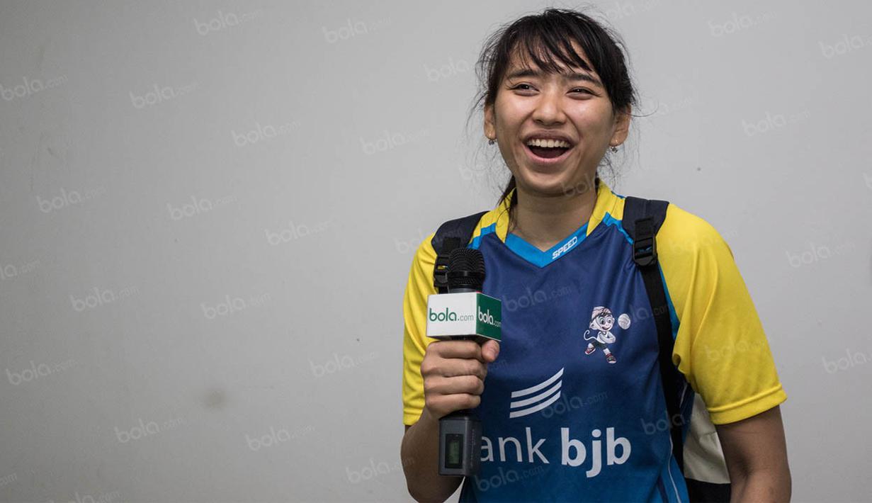 Selain foto bareng, Yolla Yuliana juga menjadi salah satu pevoli yang banyak dicari jurnalis untuk diwawancarai. (Bola.com/Vitalis Yogi Trisna)