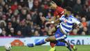 Pemain Manchester United, Tahiht Chong, berebut  bola dengan pemain Reading, Liam Moore, pada laga Piala FA di Stadion Old Trafford, Sabtu (5/1). Manchester United menang 2-0 atas Reading. (AP/Rui Vieira)