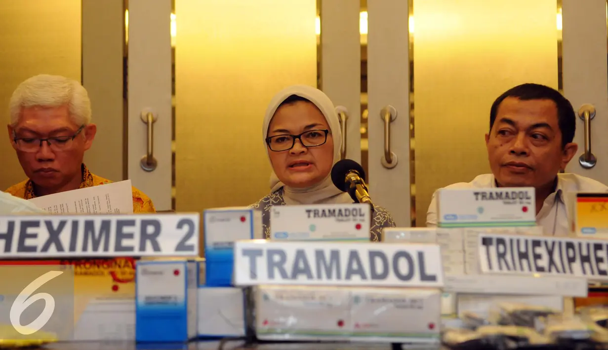 Kepala  BPOM, Penny Kusumastuti Lukito dan Waka Bareskrim Mabes Polri Irjen Pol Antam Novambar memberikan keterangan pers terkait penemuan 5 gudang obat ilegal di Balaraja, Banten di Mabes Polri, Jakarta, Selasa,(6/9). (Liputan6.com/Helmi Afandi)