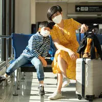 ilustrasi ibu dan anak pakai masker/myboys.me/Shutterstock