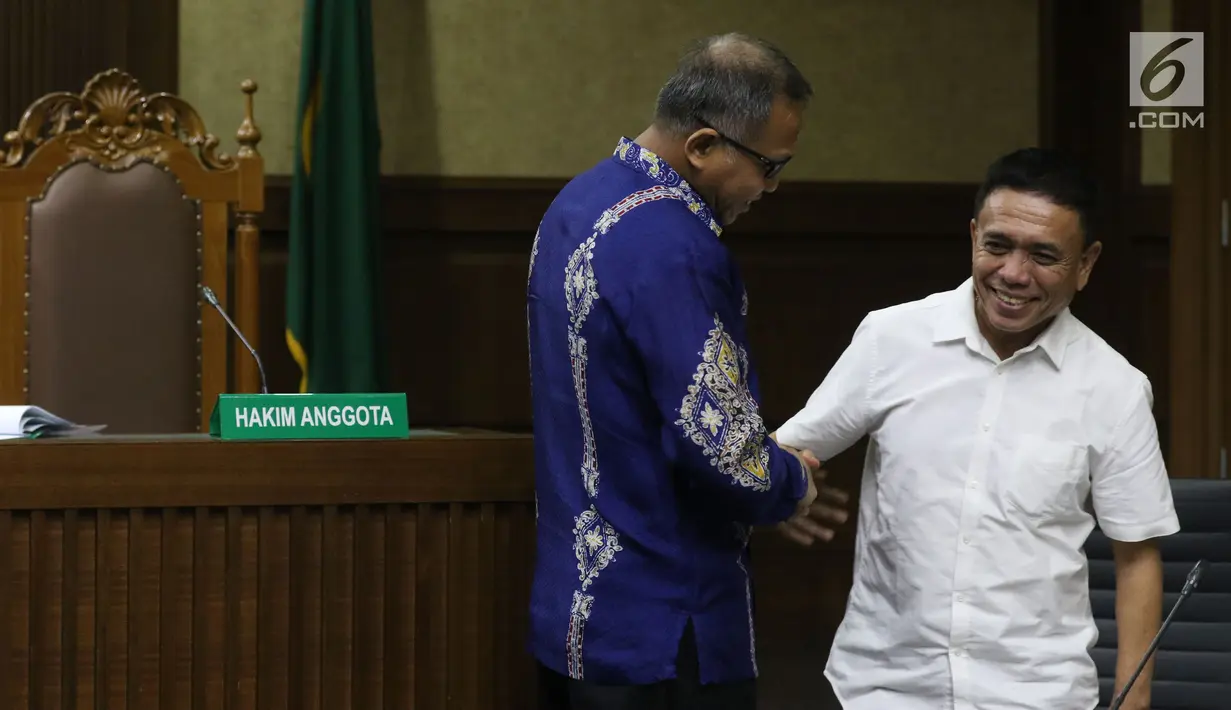 Plt Gubernur Aceh Nova Iriansyahmenyalami Gubernur Aceh nonaktif, Irwandi Yusuf usai menjadi saksi pada sidang dugaan suap terkait Dana Otonomi Khusus Aceh (DOKA) 2018 di Pengadilan Tipikor, Jakarta, Senin (10/12). (Liputan6.com/Helmi Fithriansyah)