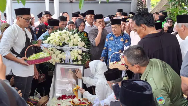 Istri, anak dan menantu Alex Noerdin saat melepas kepergian eks Gubernur Sumsel Alex Noerdin ke peristirahatan terakhirnya di TPU Kebun Bunga Palembang