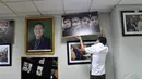 Di dinding ruang kerja Ahmad Yani terlihat banyak deretan foto yang terpajang, Jakarta, (11/10/14). (Liputan6.com/Miftahul Hayat)