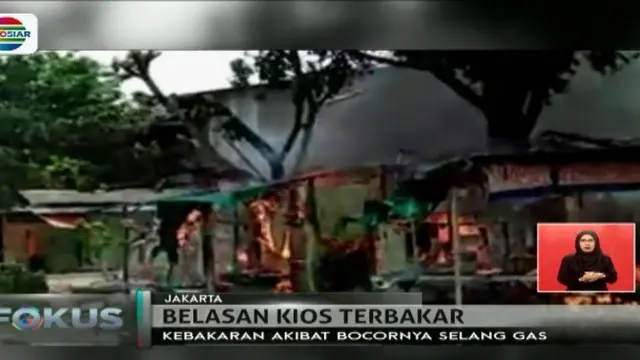 Belasan kios pedagang di Pulogadung musnah terbakar. Kebakaran diduga berasal dari selang gas yang bocor.