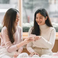 Ilustrasi perempuan diskusi/copyrightshutterstock/Ann Rodchua